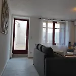 Le Petit Gaffier, Maison Au Pied De La Cite, Avec 2 Et Belle Cour Sans Vis A Vis *
