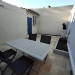 Le Petit Gaffier, Maison Au Pied De La Cite, Avec 2 Et Belle Cour Sans Vis A Vis *